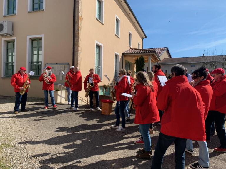 Mézériat : la place du marché a vibré au rythme des année 70-80 grâce à la&nbsp;Banda