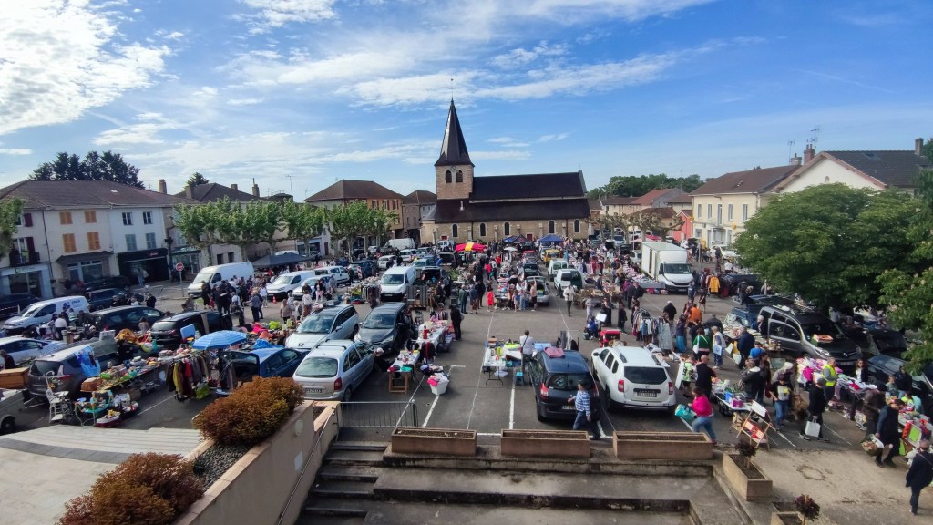 Du soleil et de la fréquentation pour la farfouille du Sou des écoles de&nbsp;Mézériat