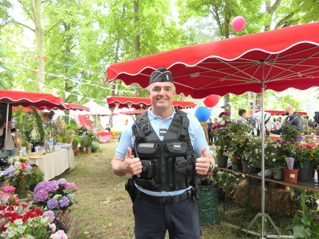 Le Parc du château de Pont-de-Veyle en effusion avec le tournage du film « Les Gendarmes »  