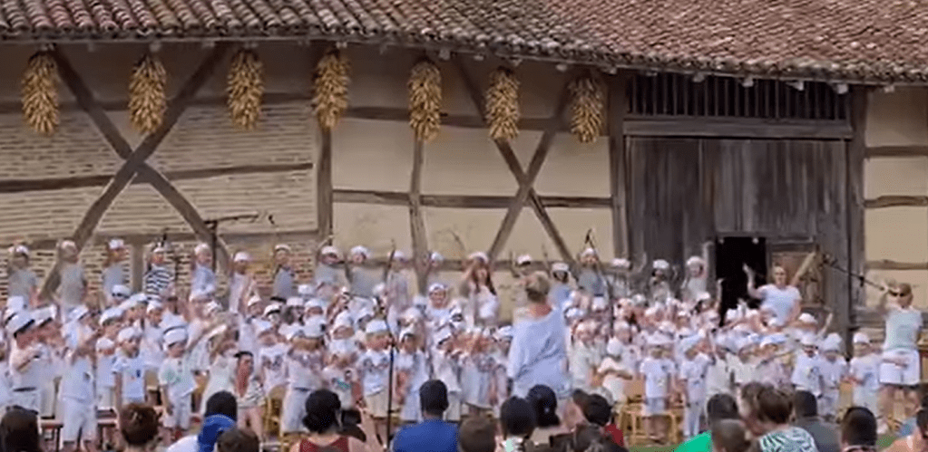 Spectacle de fin d&rsquo;année pour les élèves du RPI St Cyr/St Genis dans la cour de la ferme des&nbsp;Planons