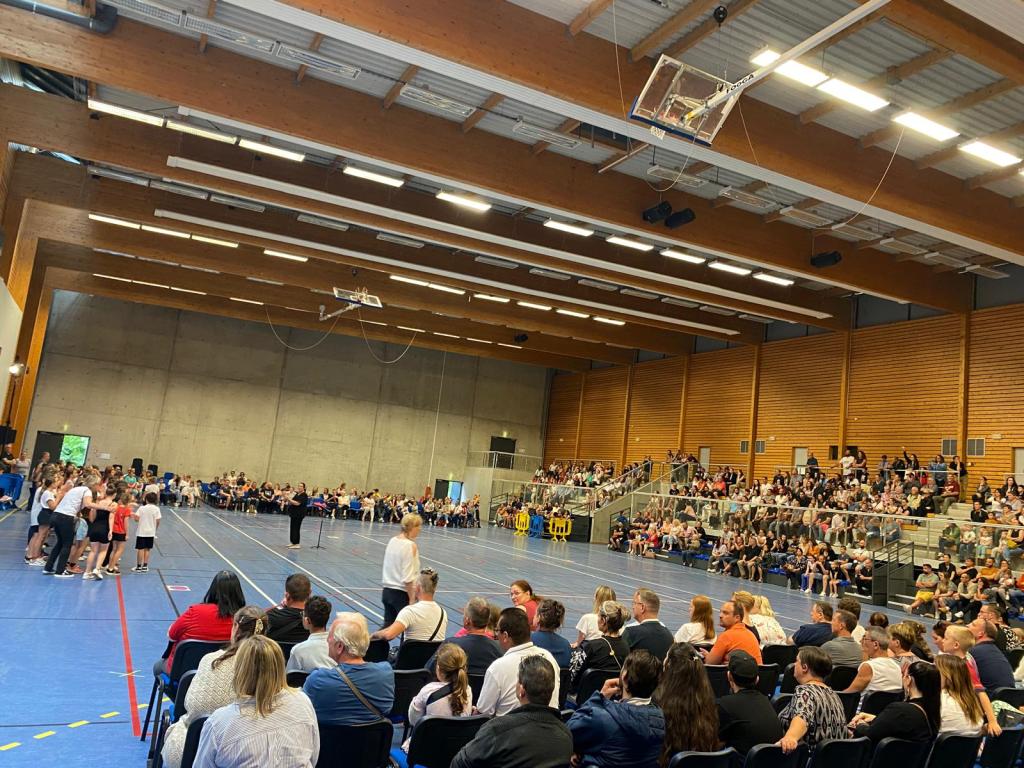 250 élèves sur scène, 1 100 spectateurs conquis pour le spectacle Bal folk  