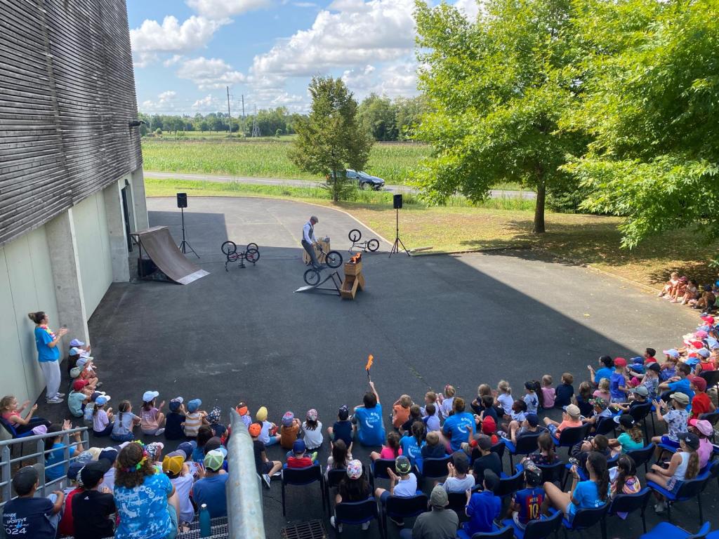 Un spectacle de vélo acrobatique offert aux enfants des centres de loisirs de la&nbsp;Veyle