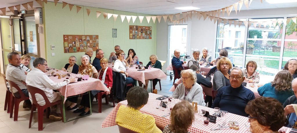 MARPA de Grièges : Un repas des familles placé sous le signe du bouchon&nbsp;lyonnais